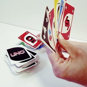 Hand mit Kartenspiel